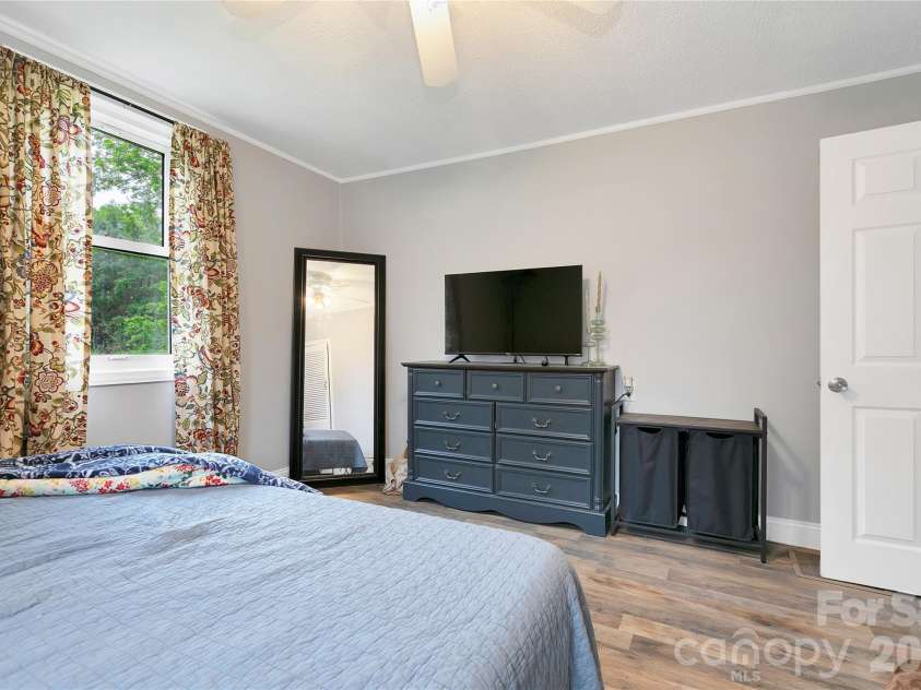 154 Burrell Avenue, Brevard, NC 28712.  MLS# CAR4389365, YatesRealty ID 28550. 