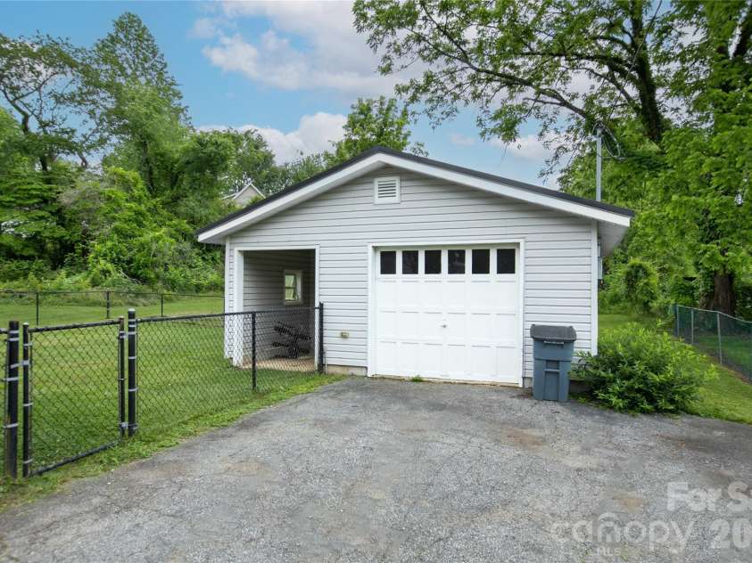 154 Burrell Avenue, Brevard, NC 28712.  MLS# CAR4389365, YatesRealty ID 28550. 