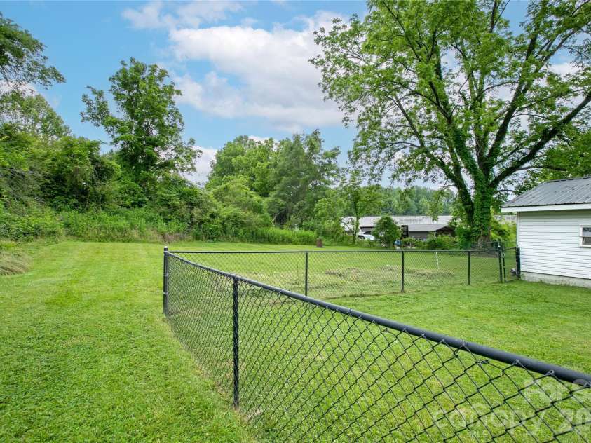154 Burrell Avenue, Brevard, NC 28712.  MLS# CAR4389365, YatesRealty ID 28550. 