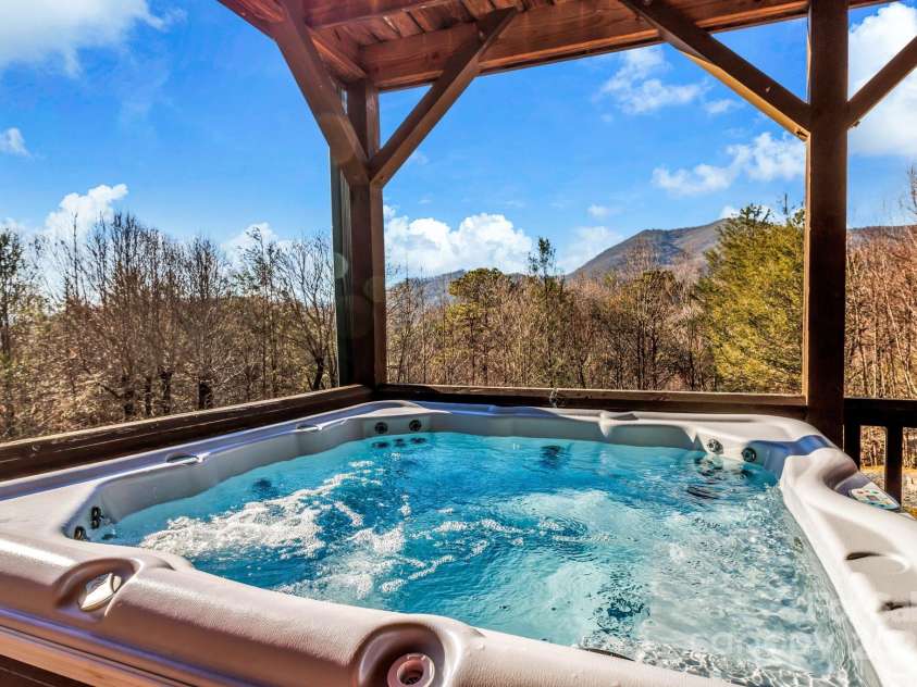 264 Moonbeam Lane, Clyde, NC 28721.  MLS# CAR4272884, YatesRealty ID 28550. 