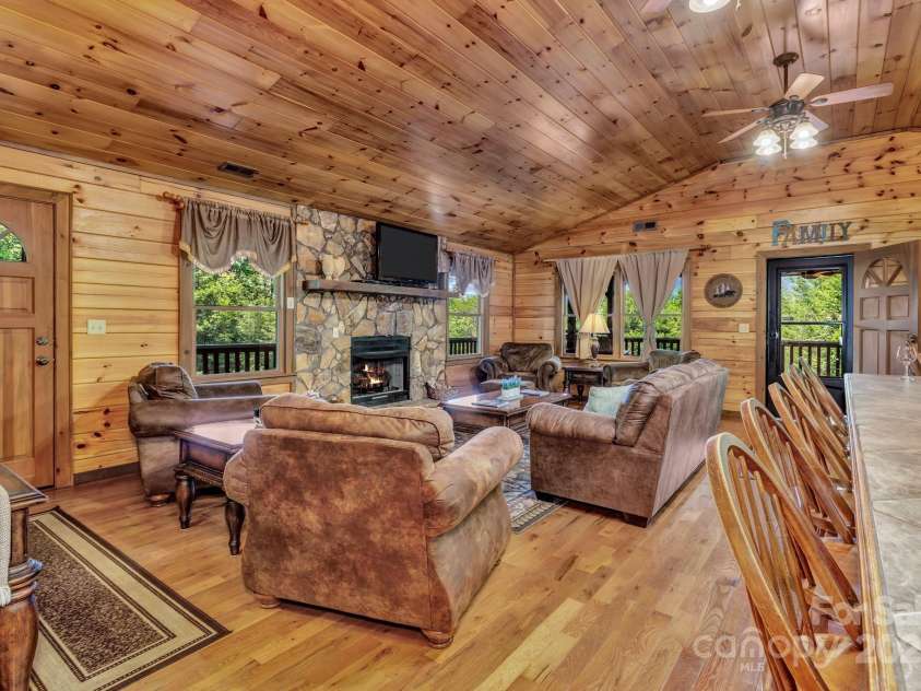 264 Moonbeam Lane, Clyde, NC 28721.  MLS# CAR4272884, YatesRealty ID 28550. 