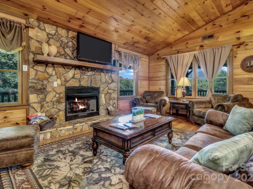 264 Moonbeam Lane, Clyde, NC 28721.  MLS# CAR4272884, YatesRealty ID 28550. 