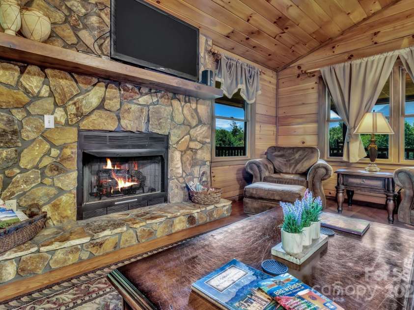 264 Moonbeam Lane, Clyde, NC 28721.  MLS# CAR4272884, YatesRealty ID 28550. 