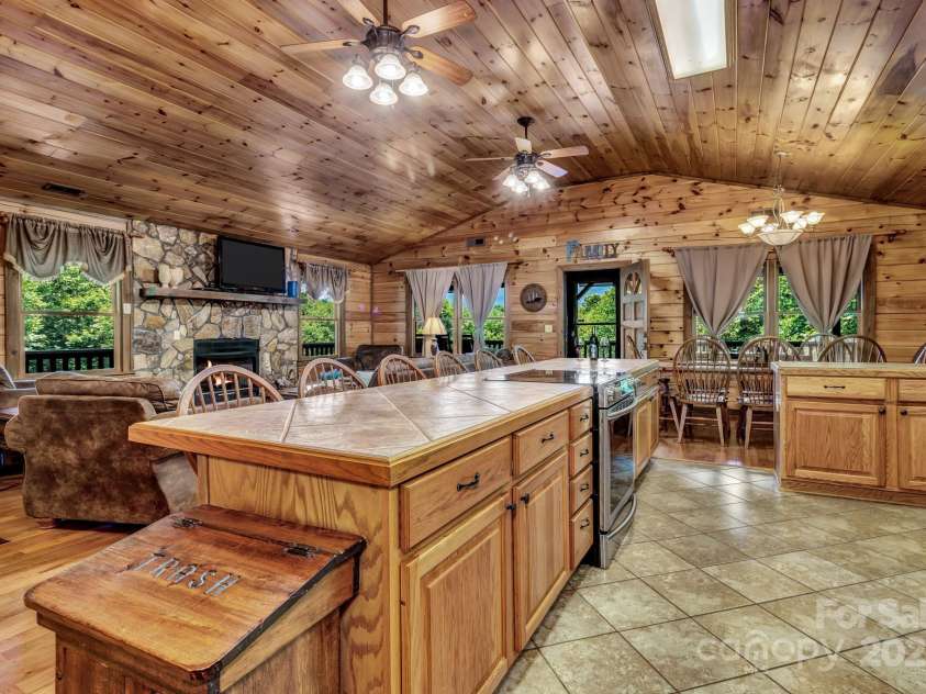 264 Moonbeam Lane, Clyde, NC 28721.  MLS# CAR4272884, YatesRealty ID 28550. 