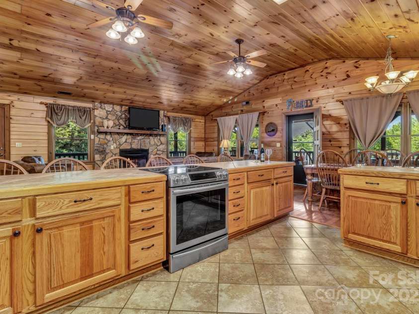 264 Moonbeam Lane, Clyde, NC 28721.  MLS# CAR4272884, YatesRealty ID 28550. 