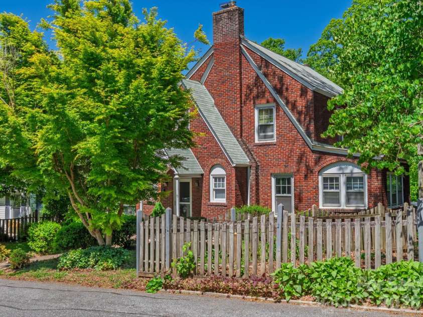 15 Sylvan Avenue, Asheville, NC 28801.  MLS# CAR4388168, YatesRealty ID 28551. 