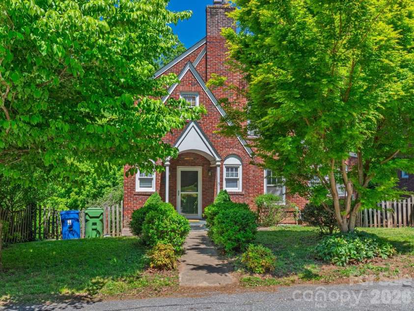 15 Sylvan Avenue, Asheville, NC 28801.  MLS# CAR4388168, YatesRealty ID 28551. 