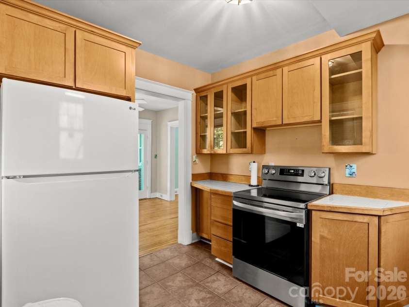 15 Sylvan Avenue, Asheville, NC 28801.  MLS# CAR4388168, YatesRealty ID 28551. Kitchen