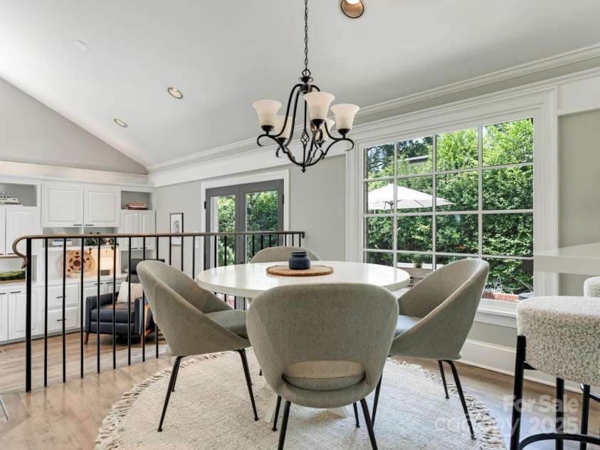 2226 Beverly Drive, Charlotte, NC 28207.  MLS# CAR4284232, YatesRealty ID 28551. Breakfast area