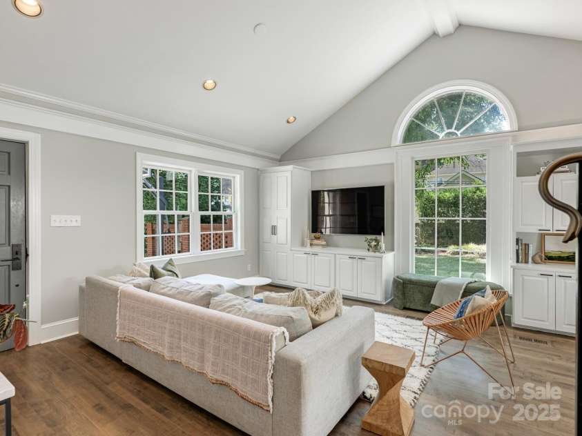 2226 Beverly Drive, Charlotte, NC 28207.  MLS# CAR4284232, YatesRealty ID 28551. Family room
