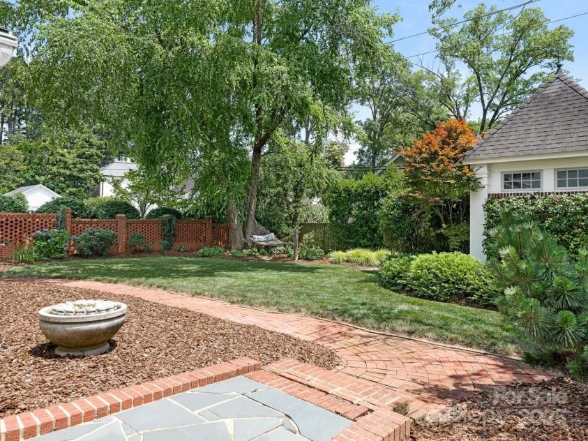 2226 Beverly Drive, Charlotte, NC 28207.  MLS# CAR4284232, YatesRealty ID 28551. Fenced back yard