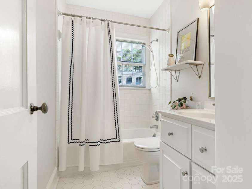 2226 Beverly Drive, Charlotte, NC 28207.  MLS# CAR4284232, YatesRealty ID 28551. Full bath 2 - hall