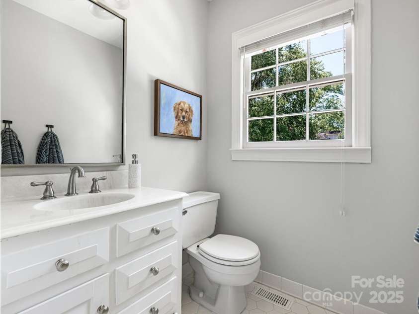 2226 Beverly Drive, Charlotte, NC 28207.  MLS# CAR4284232, YatesRealty ID 28551. Full bath 3 - guest suite