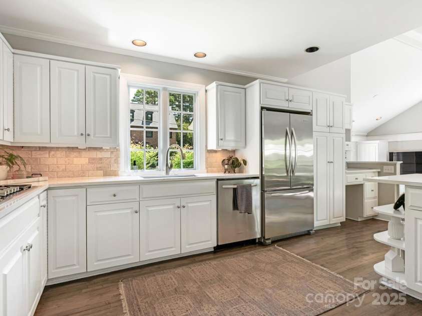 2226 Beverly Drive, Charlotte, NC 28207.  MLS# CAR4284232, YatesRealty ID 28551. Kitchen