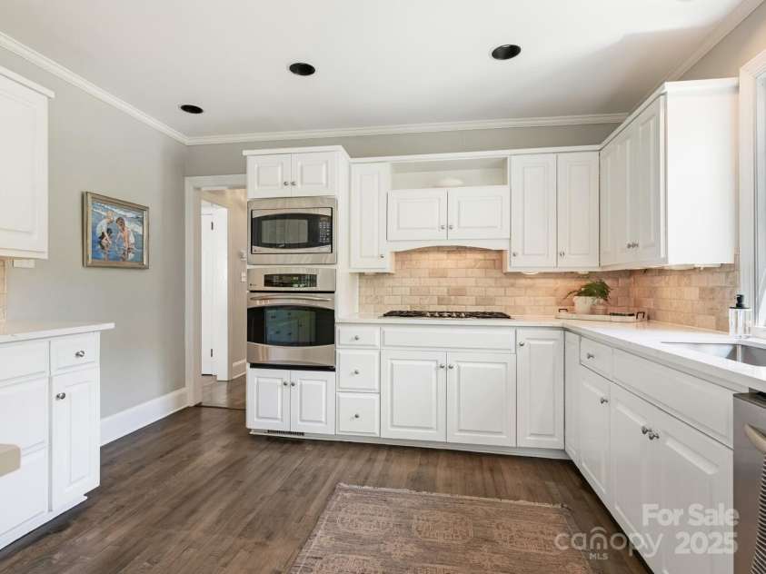 2226 Beverly Drive, Charlotte, NC 28207.  MLS# CAR4284232, YatesRealty ID 28551. Kitchen