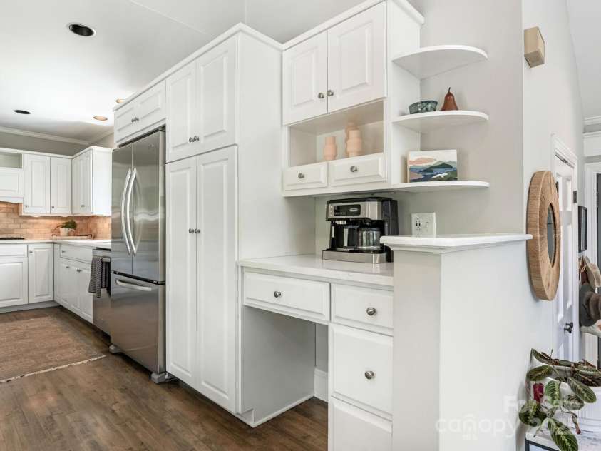 2226 Beverly Drive, Charlotte, NC 28207.  MLS# CAR4284232, YatesRealty ID 28551. Kitchen