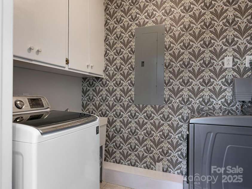 2226 Beverly Drive, Charlotte, NC 28207.  MLS# CAR4284232, YatesRealty ID 28551. Laundry room