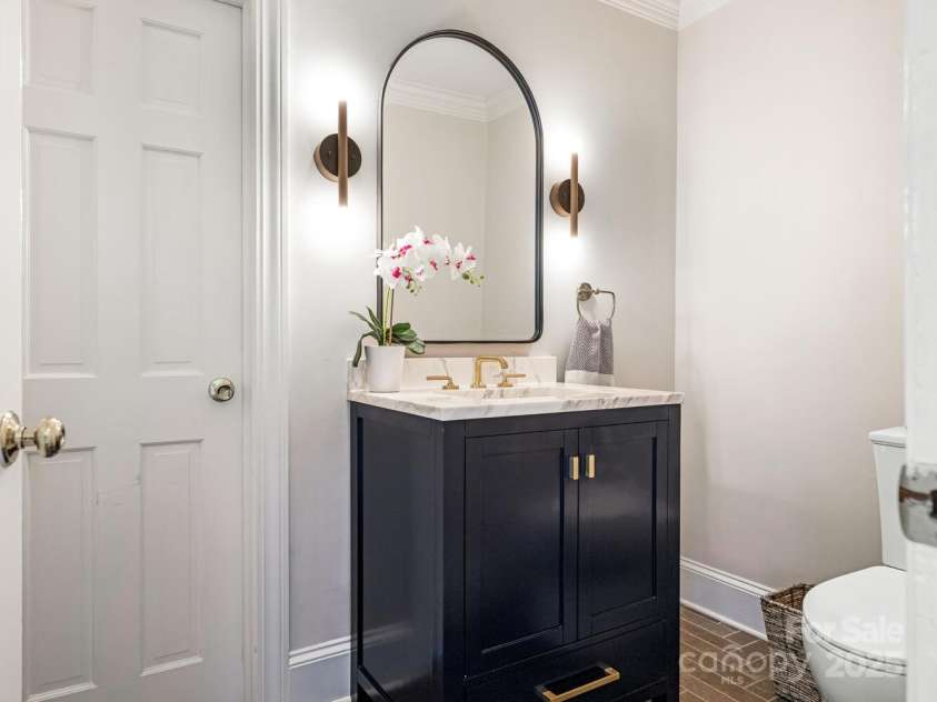 2226 Beverly Drive, Charlotte, NC 28207.  MLS# CAR4284232, YatesRealty ID 28551. Powder room