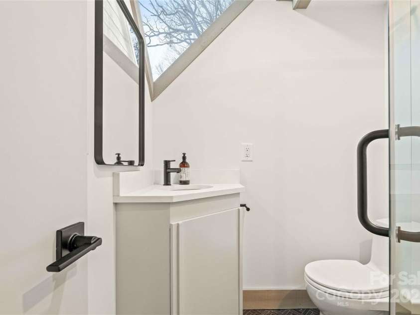 220 Worley Road, Highlands, NC 28741.  MLS# CAR4298610, YatesRealty ID 28552. Bath 4