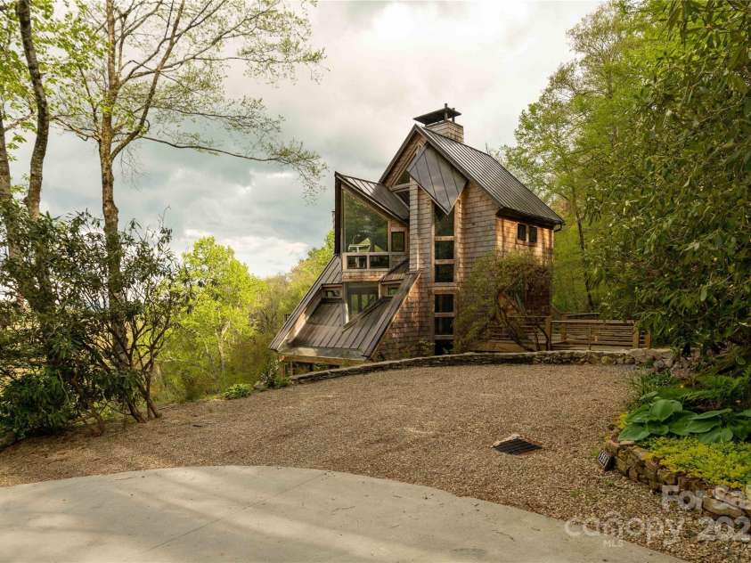 220 Worley Road, Highlands, NC 28741.  MLS# CAR4298610, YatesRealty ID 28552. Front view