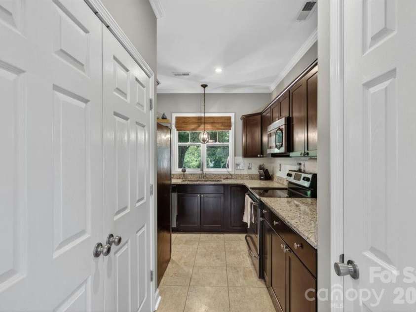 8007 Rolling Meadows Lane, Huntersville, NC 28078.  MLS# CAR4375403, YatesRealty ID 28552. 