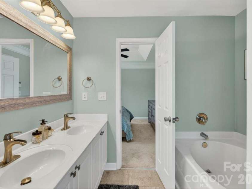 8007 Rolling Meadows Lane, Huntersville, NC 28078.  MLS# CAR4375403, YatesRealty ID 28552. 