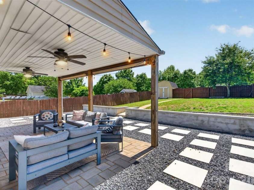 8007 Rolling Meadows Lane, Huntersville, NC 28078.  MLS# CAR4375403, YatesRealty ID 28552. 