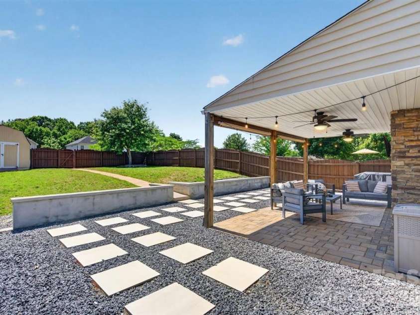 8007 Rolling Meadows Lane, Huntersville, NC 28078.  MLS# CAR4375403, YatesRealty ID 28552. 