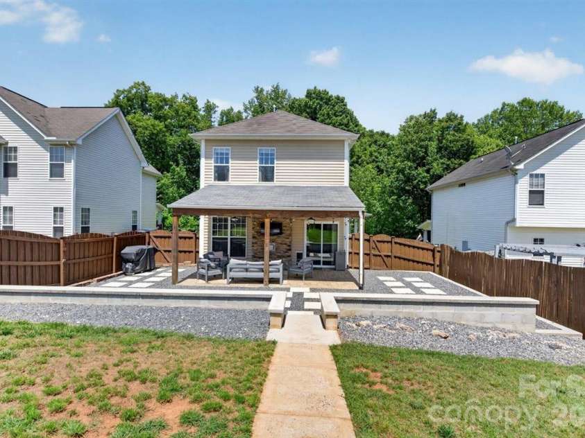 8007 Rolling Meadows Lane, Huntersville, NC 28078.  MLS# CAR4375403, YatesRealty ID 28552. 