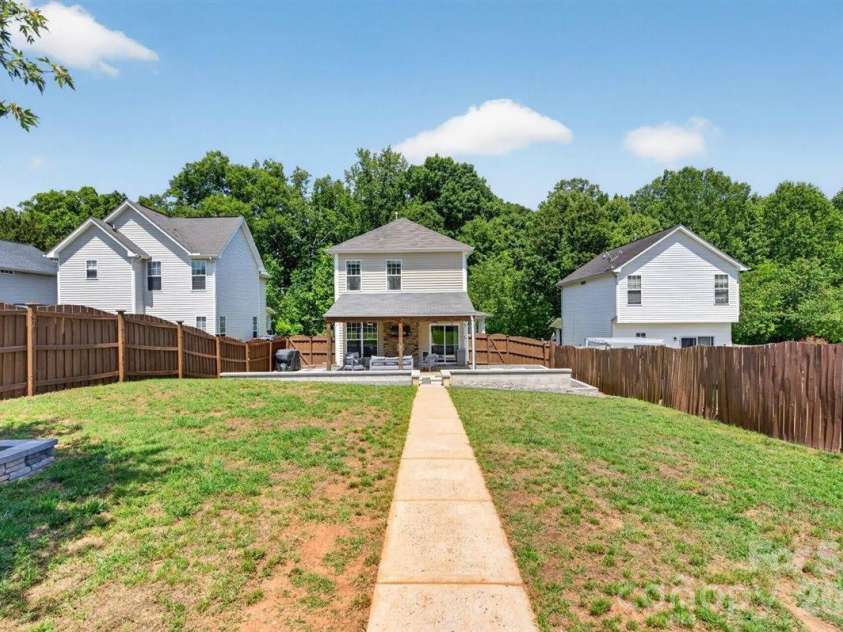 8007 Rolling Meadows Lane, Huntersville, NC 28078.  MLS# CAR4375403, YatesRealty ID 28552. 