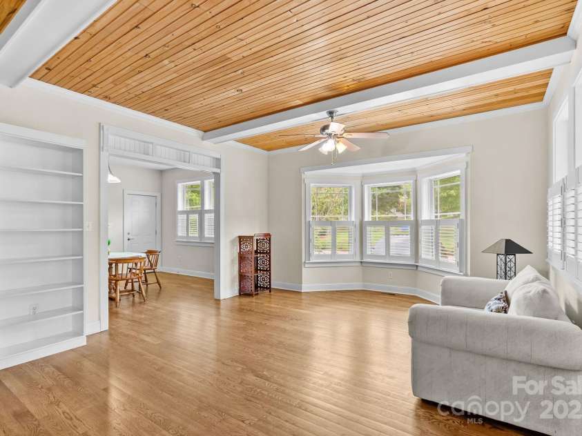 11 Myra Place, Asheville, NC 28806.  MLS# CAR4284280, YatesRealty ID 28553. 