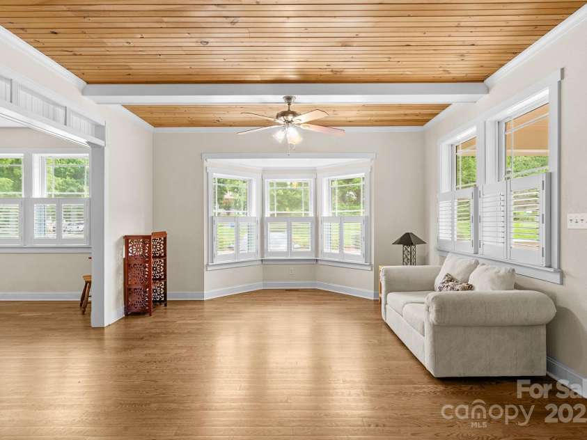 11 Myra Place, Asheville, NC 28806.  MLS# CAR4284280, YatesRealty ID 28553. 