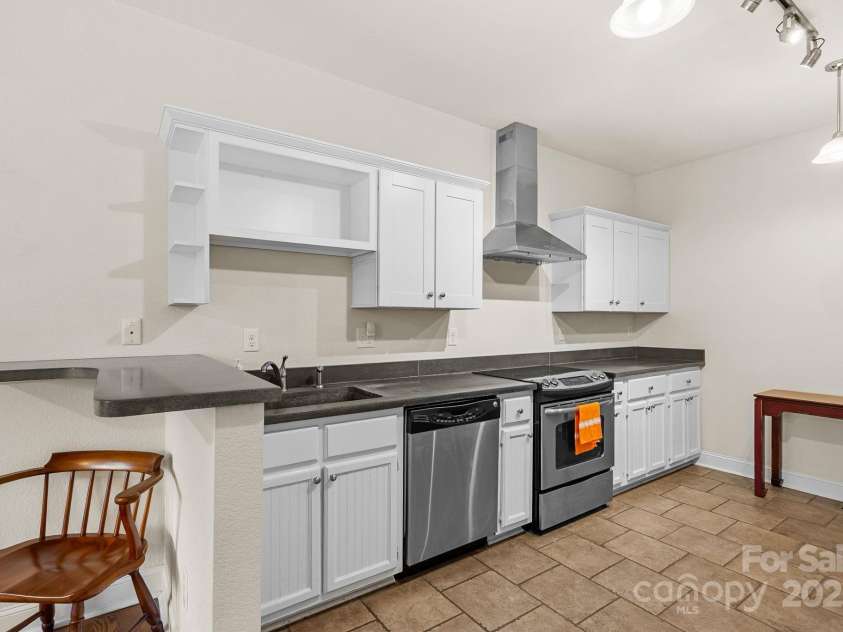 11 Myra Place, Asheville, NC 28806.  MLS# CAR4284280, YatesRealty ID 28553. 