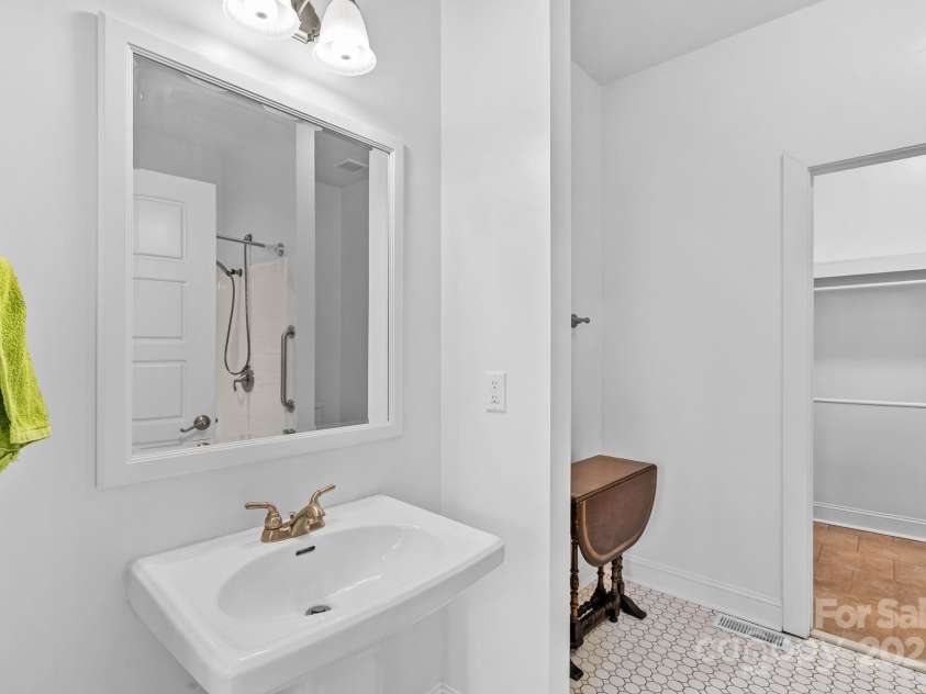 11 Myra Place, Asheville, NC 28806.  MLS# CAR4284280, YatesRealty ID 28553. 