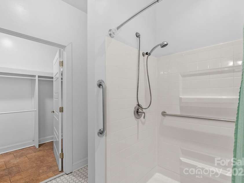 11 Myra Place, Asheville, NC 28806.  MLS# CAR4284280, YatesRealty ID 28553. 