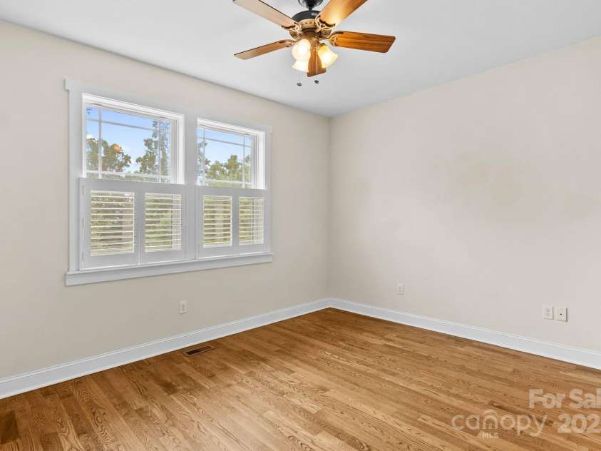 11 Myra Place, Asheville, NC 28806.  MLS# CAR4284280, YatesRealty ID 28553. 