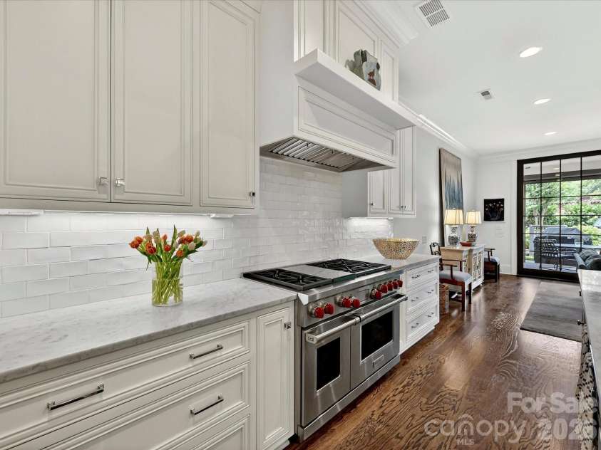 117 Huntley Place, Charlotte, NC 28207.  MLS# CAR4387271, YatesRealty ID 28553. 