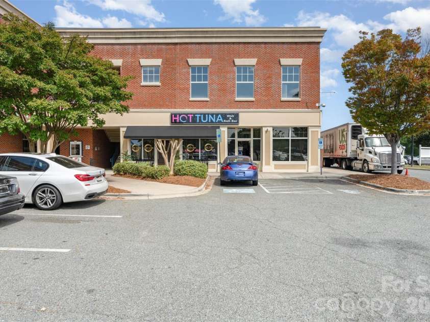 4002 Town Center Road, Harrisburg, NC 28075.  MLS# CAR4381248, YatesRealty ID 28554. Bright and inviting dining area featuring a modern, open-concept layout perfect for hosting events or enjoying a casual night out. The restaurant offers a sophisticated full-service bar, ample indoor seating, and a 