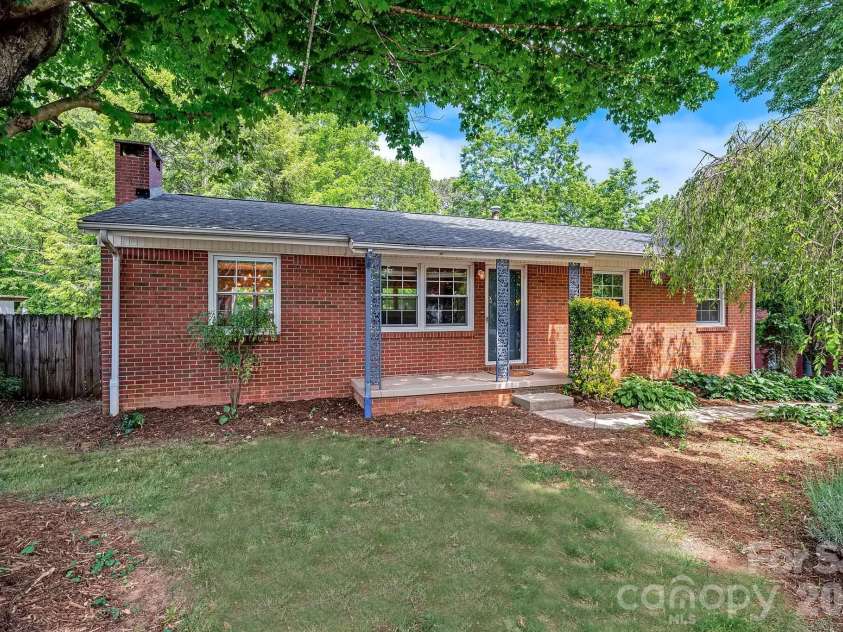 39 Grandview Road, Asheville, NC 28806.  MLS# CAR4384553, YatesRealty ID 28556. 