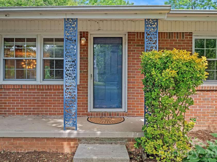 39 Grandview Road, Asheville, NC 28806.  MLS# CAR4384553, YatesRealty ID 28556. 