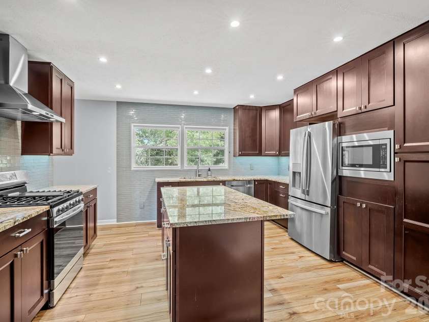 39 Grandview Road, Asheville, NC 28806.  MLS# CAR4384553, YatesRealty ID 28556. 