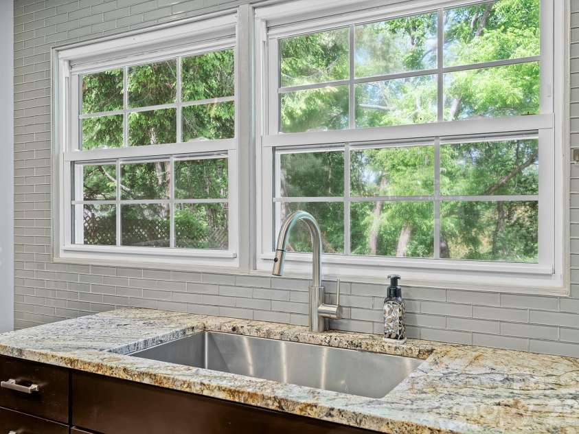 39 Grandview Road, Asheville, NC 28806.  MLS# CAR4384553, YatesRealty ID 28556. 