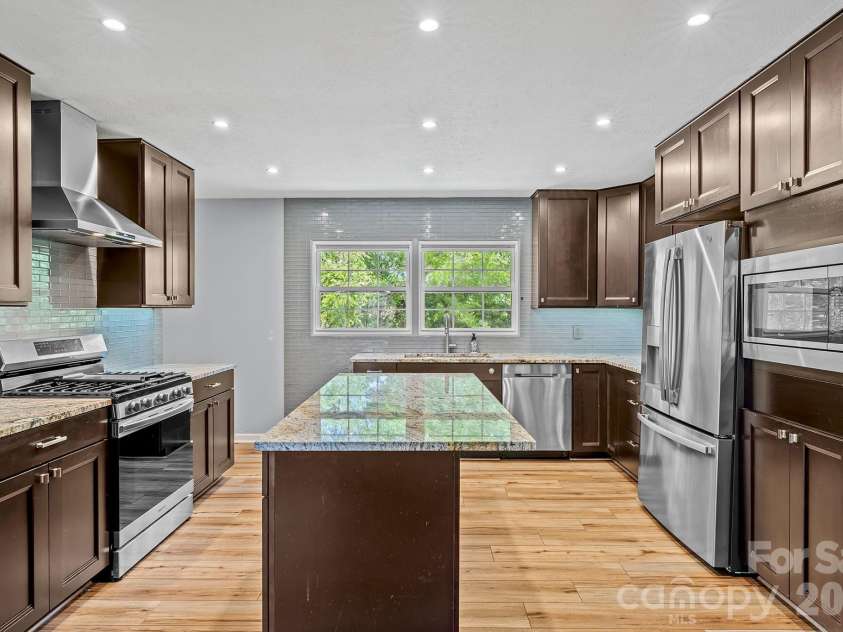 39 Grandview Road, Asheville, NC 28806.  MLS# CAR4384553, YatesRealty ID 28556. 