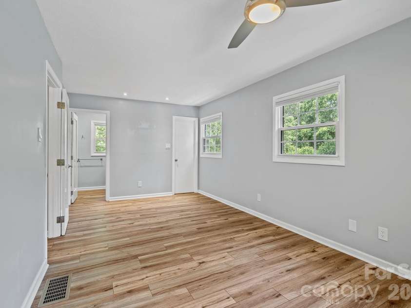 39 Grandview Road, Asheville, NC 28806.  MLS# CAR4384553, YatesRealty ID 28556. 