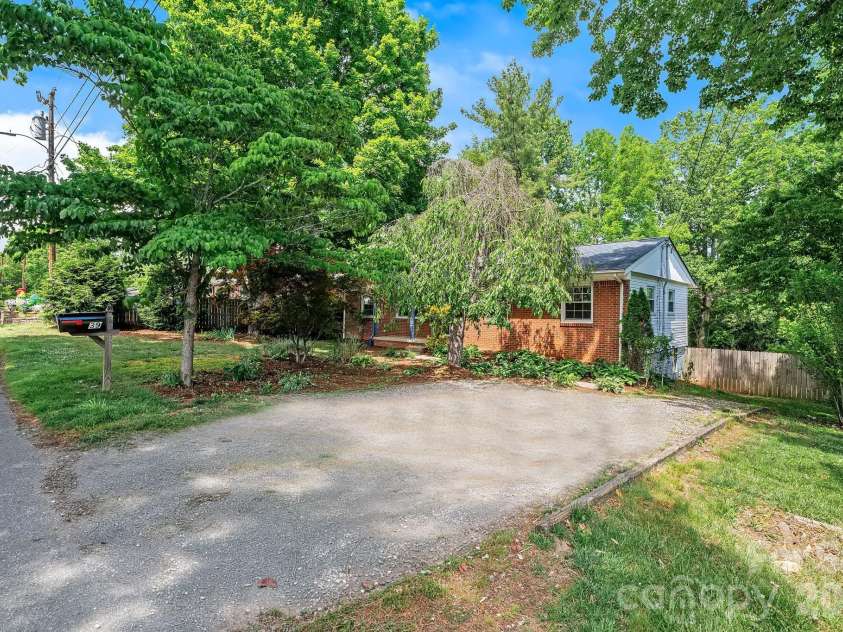 39 Grandview Road, Asheville, NC 28806.  MLS# CAR4384553, YatesRealty ID 28556. 