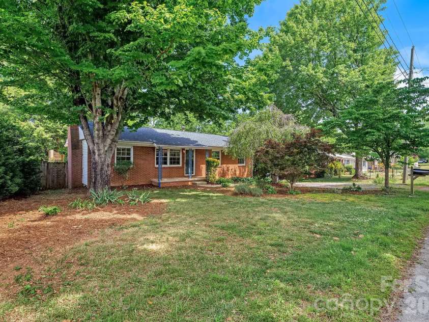 39 Grandview Road, Asheville, NC 28806.  MLS# CAR4384553, YatesRealty ID 28556. 