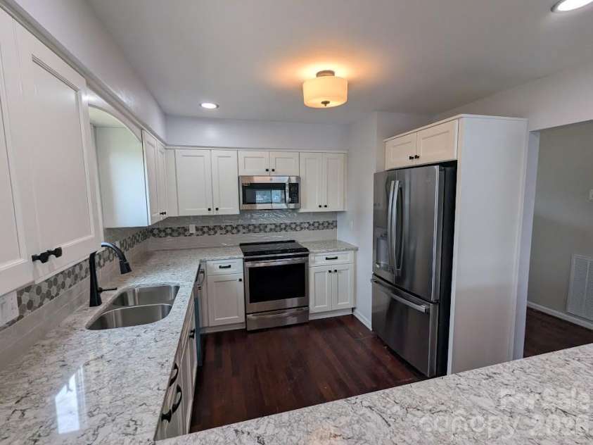 100 Northshore Court, Cherryville, NC 28021.  MLS# CAR4389322, YatesRealty ID 28558. Kitchen