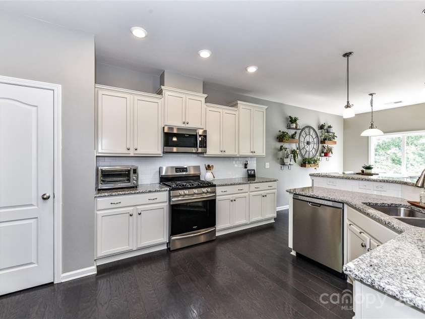 11730 Maher Lane, Huntersville, NC 28078.  MLS# CAR4281709, YatesRealty ID 28558. Upgraded, Chef's Kitchen offers granite counters, stainless steel appliances, gas range, breakfast bar, tile back splash, ugraded lighting, pantry & spacious breakfast area!