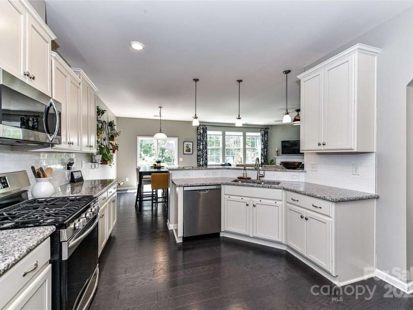 11730 Maher Lane, Huntersville, NC 28078.  MLS# CAR4281709, YatesRealty ID 28558. Upgraded, Chef's Kitchen offers granite counters, stainless steel appliances, gas range, breakfast bar, tile back splash, ugraded lighting, pantry & spacious breakfast area!
