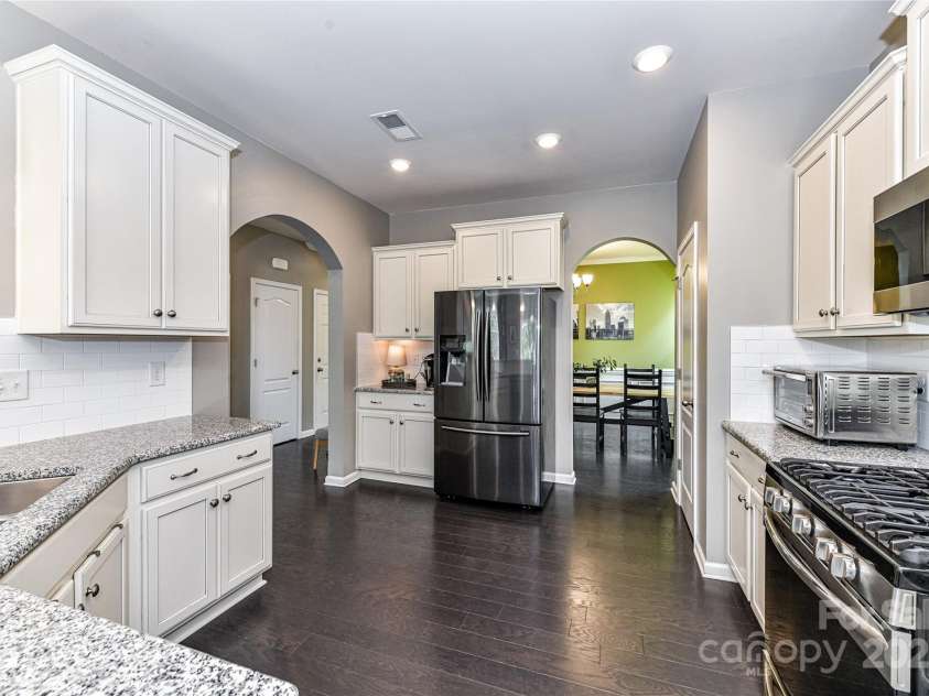 11730 Maher Lane, Huntersville, NC 28078.  MLS# CAR4281709, YatesRealty ID 28558. Upgraded, Chef's Kitchen offers granite counters, stainless steel appliances, gas range, breakfast bar, tile back splash, ugraded lighting, pantry & spacious breakfast area!